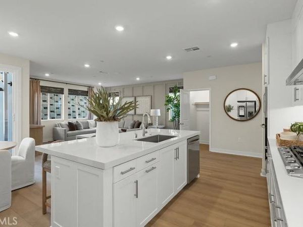1990 Pyrenes Place, Santa Paula, CA 93060