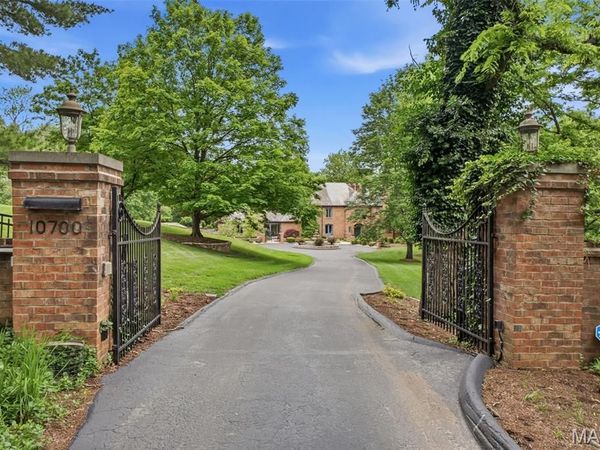 10700 Starhill Drive, St Louis, MO 63128