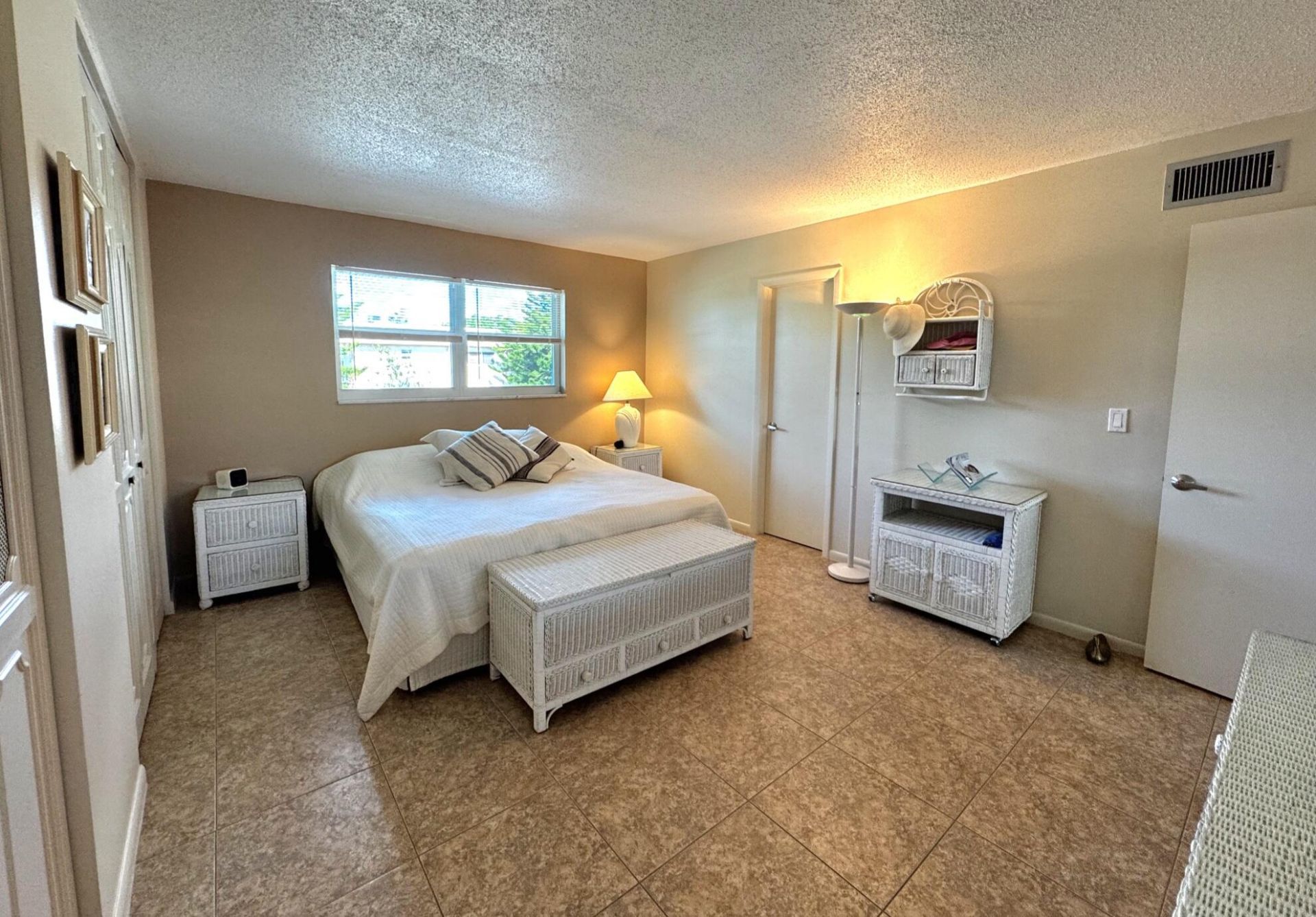209 Oxford 100, Unit 209, West Palm Beach, FL 33417 Photo