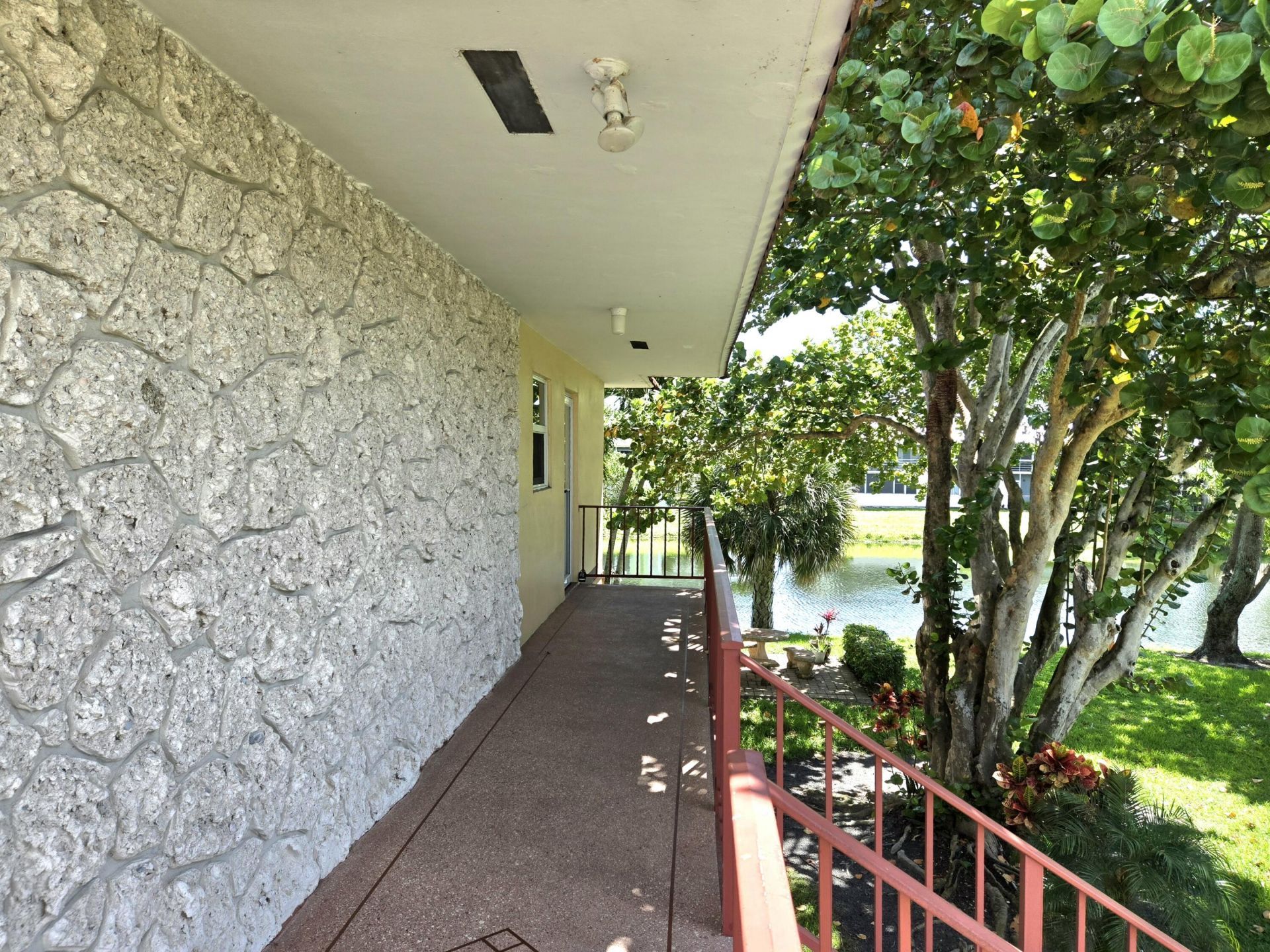 209 Oxford 100, Unit 209, West Palm Beach, FL 33417 Photo