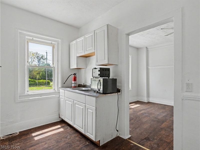975 Parkwood Drive, Cleveland, OH 44108 Photo 8
