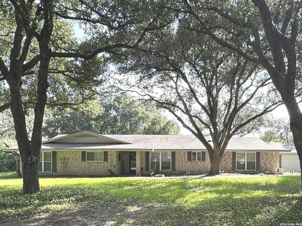 5147 Star Trek Dr, Beeville, TX 78102