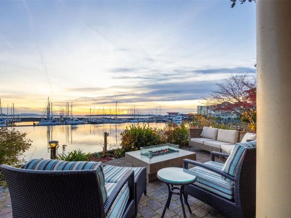 9949 Third St, Unit #101, Sidney, BC V8L 3B1