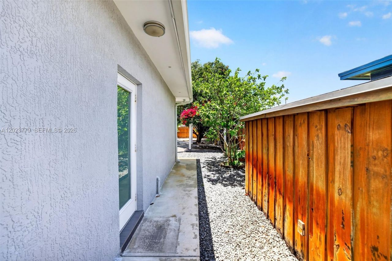 709 NW 9th Ct , Hallandale Beach, FL 33009 Photo