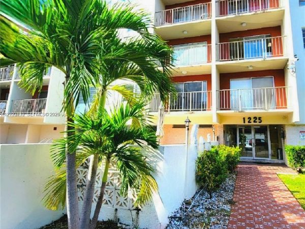 1225 NE 124th St, Unit 32B, North Miami, FL 33161
