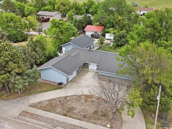 810 DOROTHY ST, Wall, SD 57790