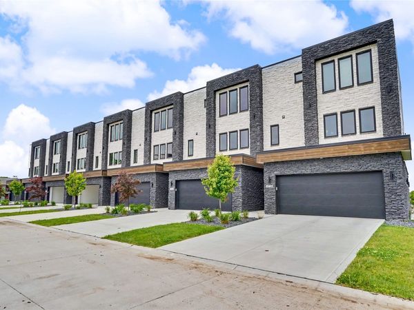 2712 Fleur Drive, Des Moines, IA 50321