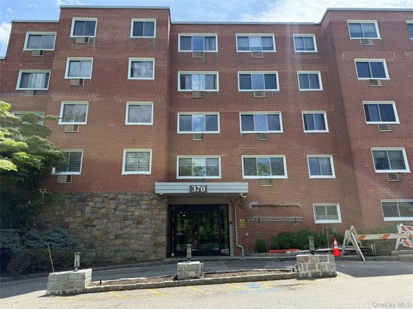 370 Central Park Avenue, Unit 2E, Scarsdale, NY 10583