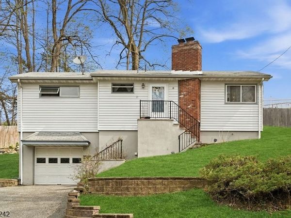10 De Lazier Pl, Bloomingdale, NJ 07403