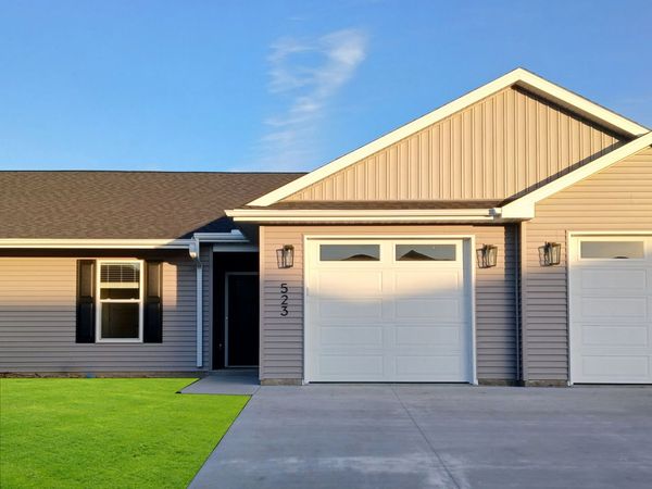 523 N 4TH Avenue, Eldridge, IA 52748