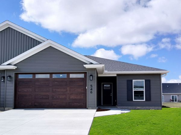 546 N 4TH Avenue, Eldridge, IA 52748
