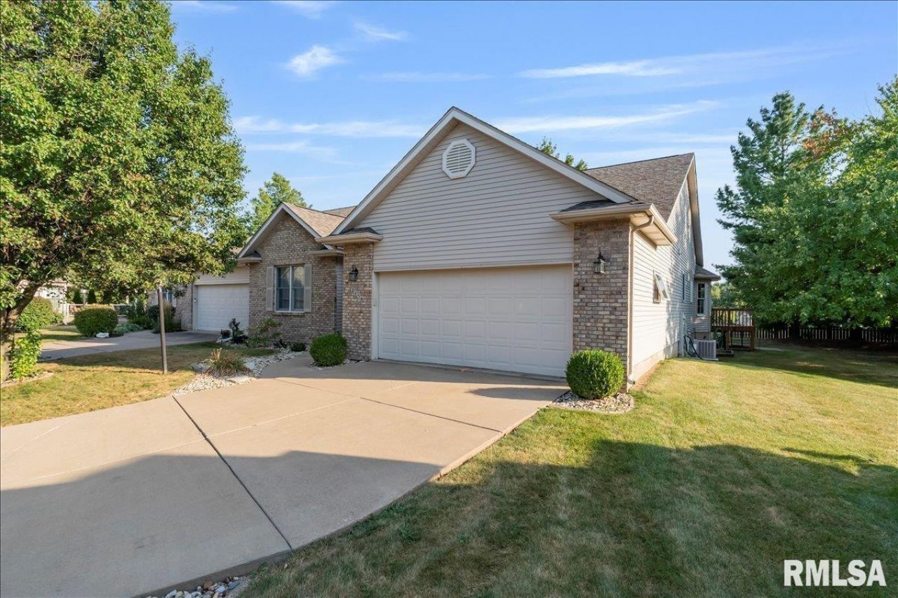 2156 Norman Court S, Bettendorf, IA 52722 Main Photo