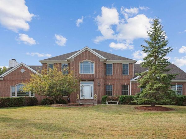 1830 CROMWELL Circle, Davenport, IA 52807