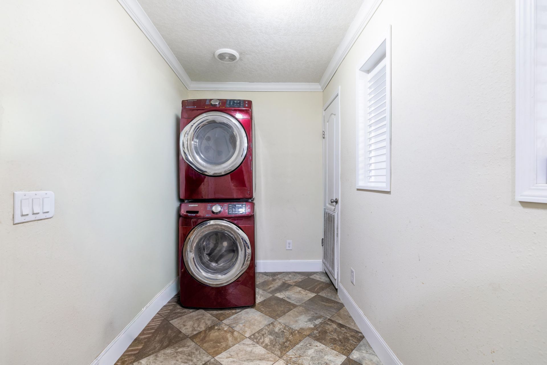 1040 Longpoint Road Photo 16