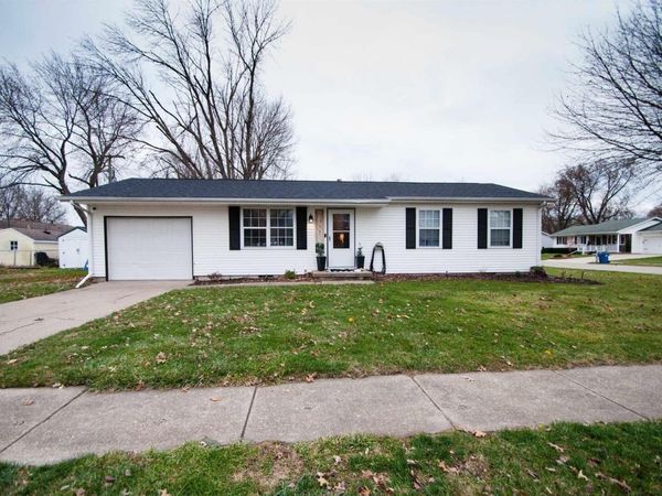 563 W PRICE Street, Eldridge, IA 52748