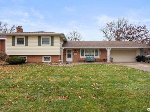 9 PARKWOOD Drive, Davenport, IA 52803