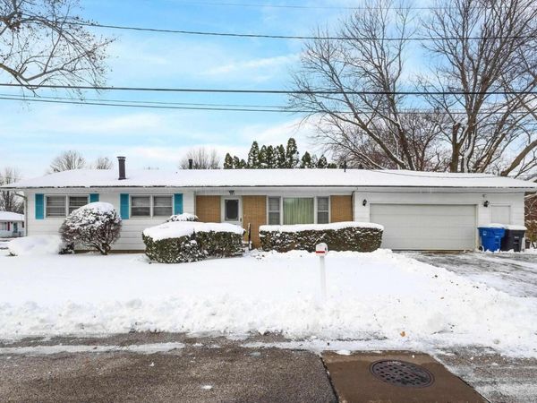 245 31ST Avenue, Moline, IL 61265