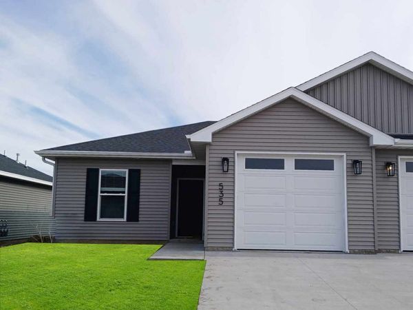 535 N 4TH Avenue, Eldridge, IA 52748