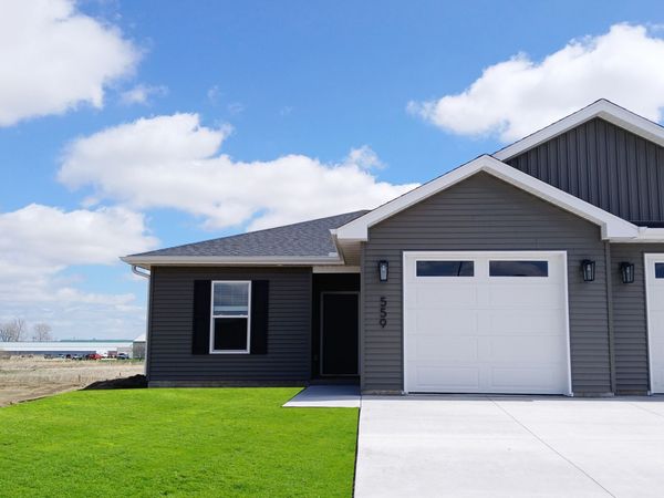 559 N 4TH Avenue, Eldridge, IA 52748