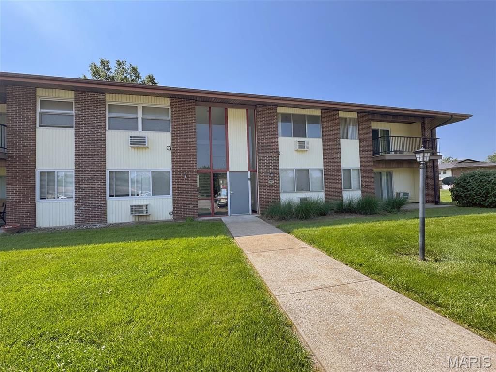 7499 Hazelcrest Drive, Saint Louis, MO 63042 Main Photo