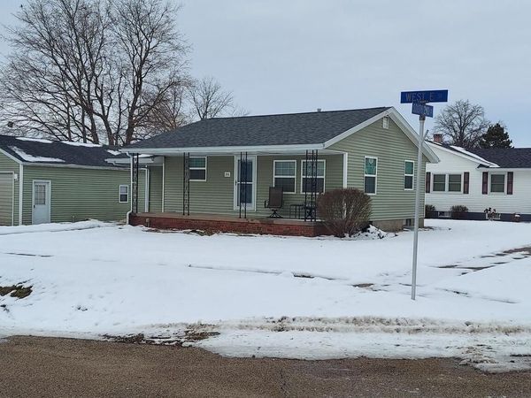 201 W E Street , Alpha, IL 61413