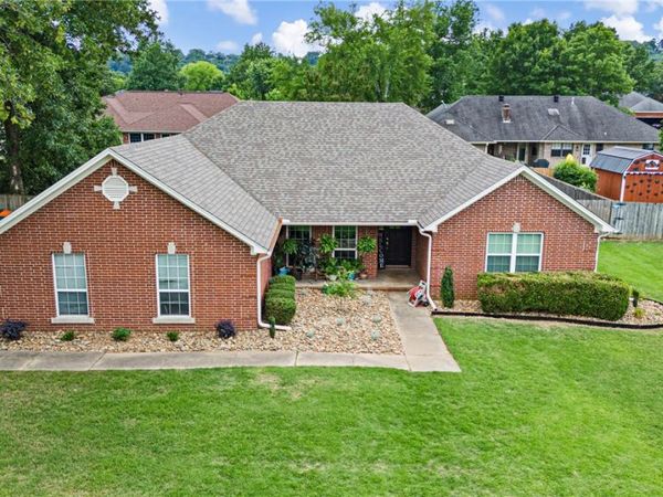 908 Deerfield Court , Russellville, AR 72801