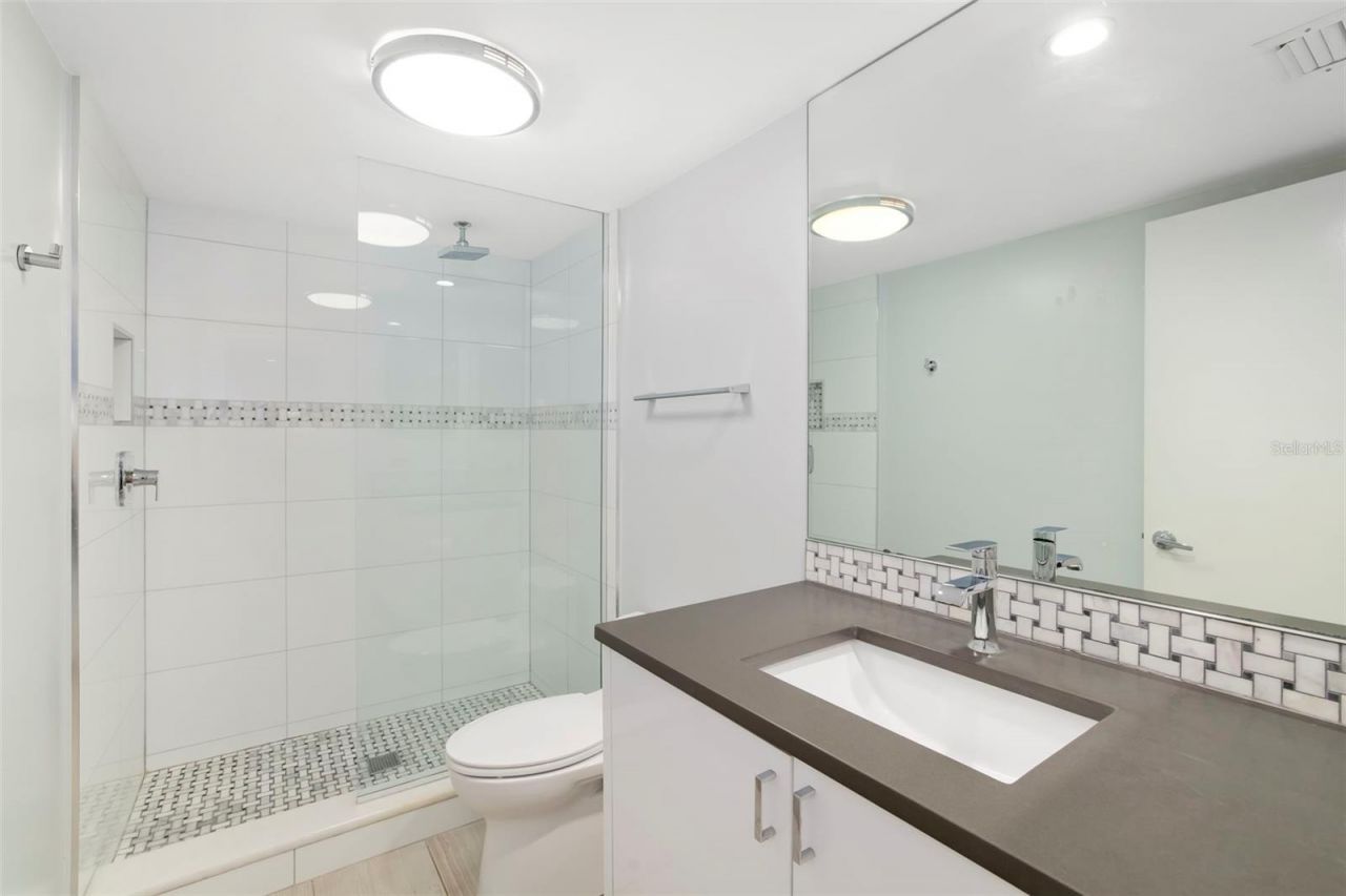 4820 Kestral Park Circle, Unit 18, Sarasota, FL 34231 Photo