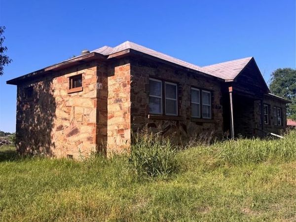 2249 E 2000 Road, Hugo, OK 74743