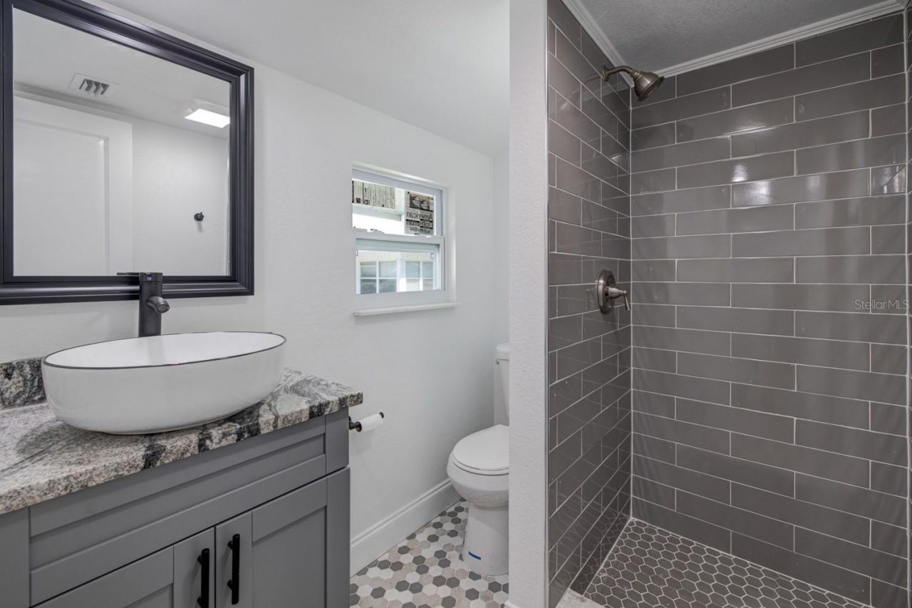 736 Jackson Street N, Unit 2, Saint Petersburg, FL 33705 Photo