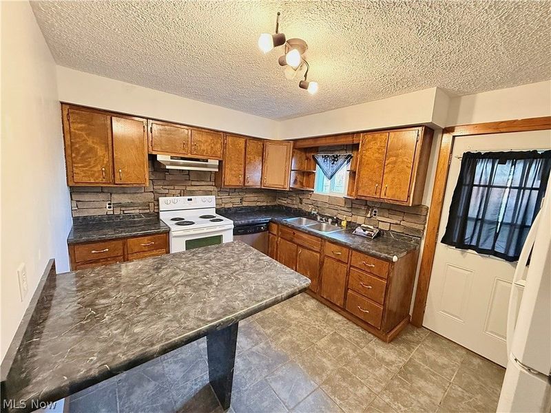 4254 Harrison Street, Bellaire, OH 43906 Photo 2