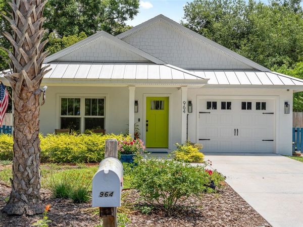 964 N GRANDVIEW STREET , MOUNT DORA, FL 32757