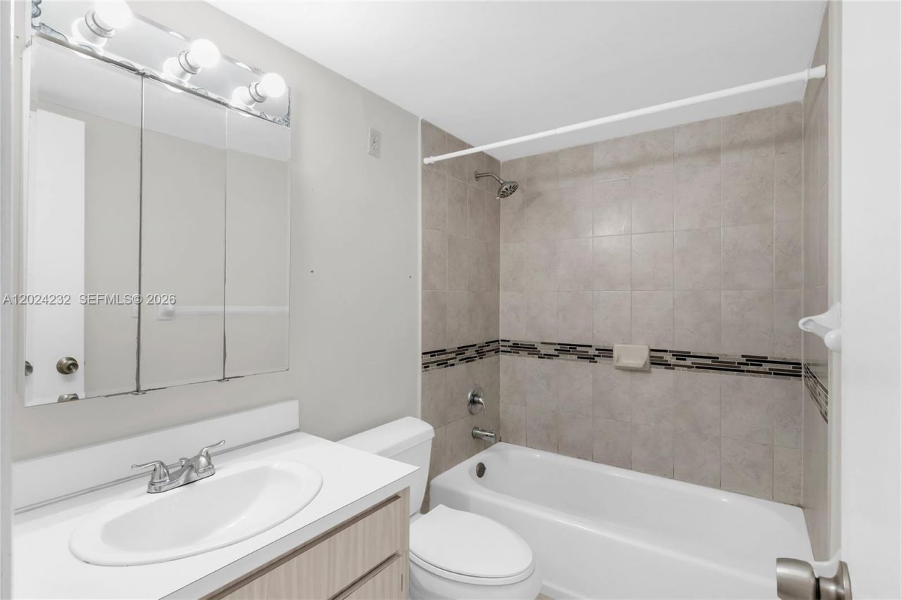 9280 Fontainebleau Blvd , Unit 505, Miami, FL 33172 Photo
