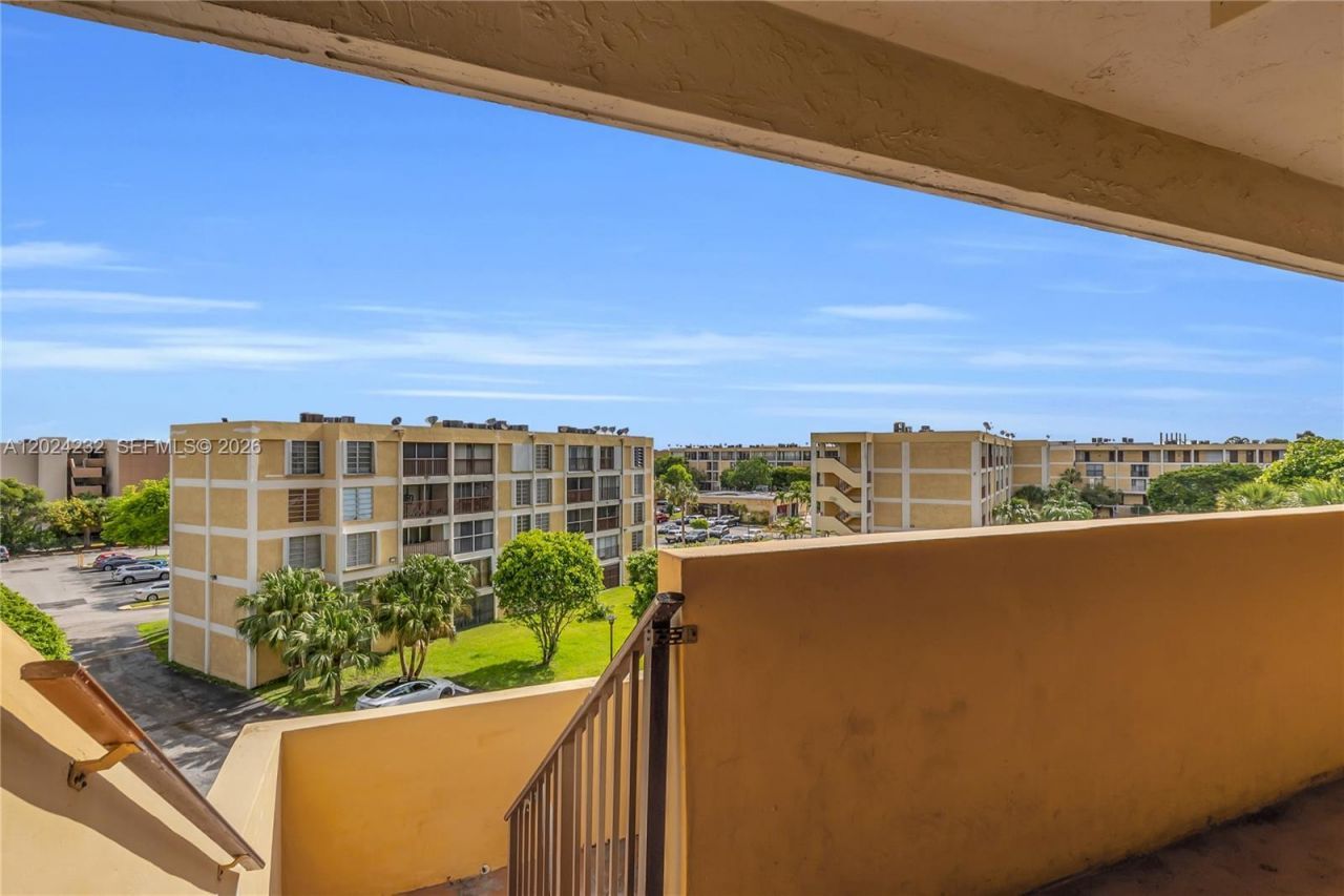 9280 Fontainebleau Blvd , Unit 505, Miami, FL 33172 Photo