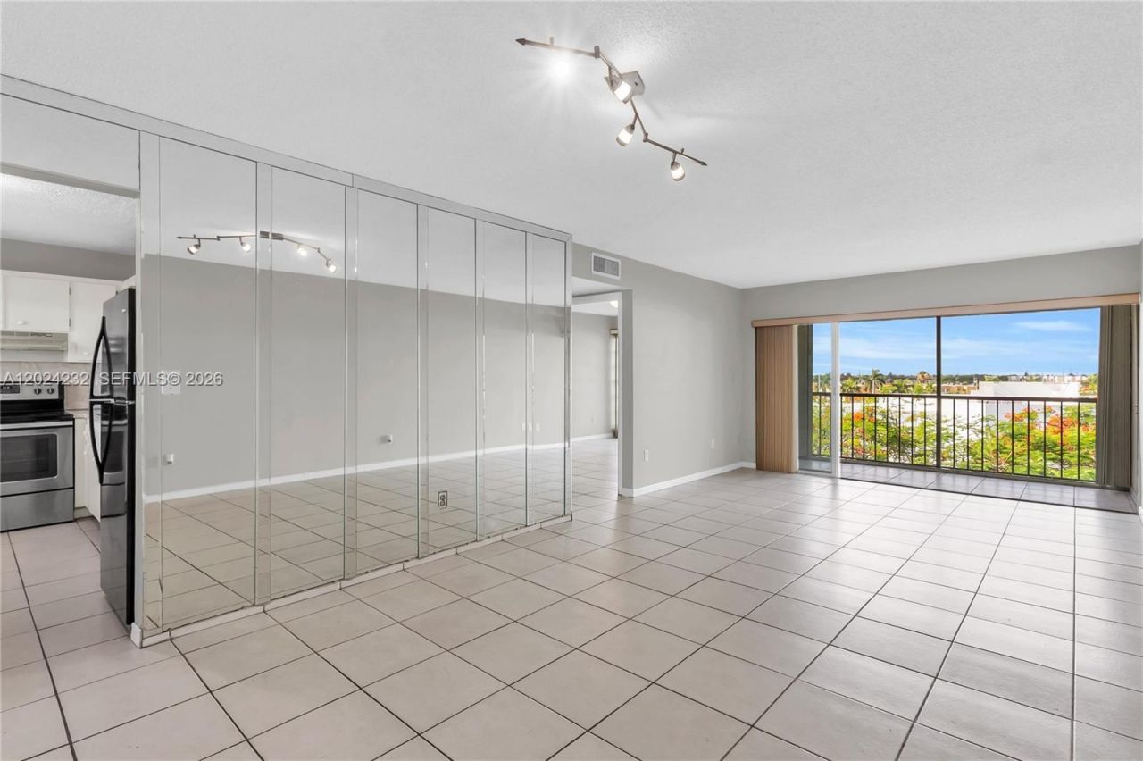 9280 Fontainebleau Blvd , Unit 505, Miami, FL 33172 Photo