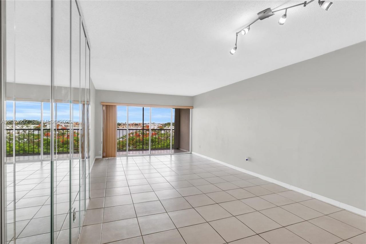 9280 Fontainebleau Blvd , Unit 505, Miami, FL 33172 Photo