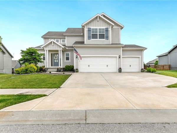 124 SE Briar Valley Lane, Blue Springs, MO 64064