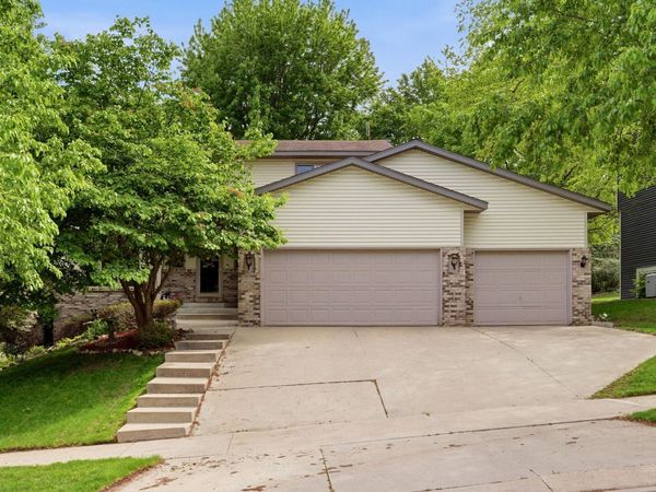 2112 Parkwood Hills Drive NE, Rochester, MN 55906