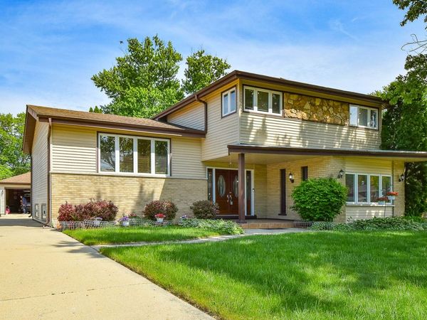 1413 N Burning Bush Lane , Mount Prospect, IL 60056