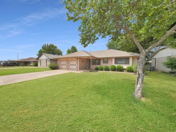 1045 NW 2nd Street, Moore, OK 73160