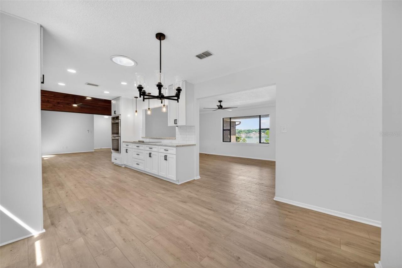 637 W Lakeshore Drive, Clermont, FL 34711 Photo