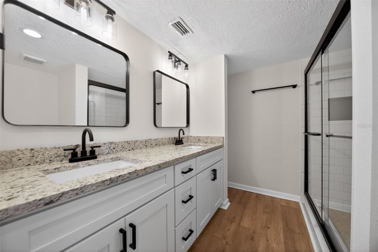 637 W Lakeshore Drive, Clermont, FL 34711 Photo