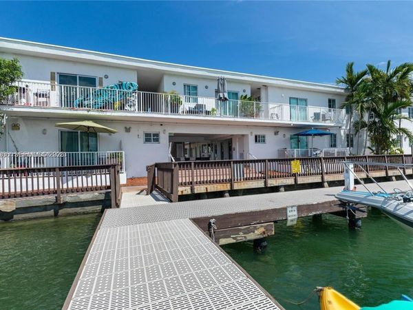 7950 Tatum Waterway Dr , Unit N10, Miami Beach, FL 33141