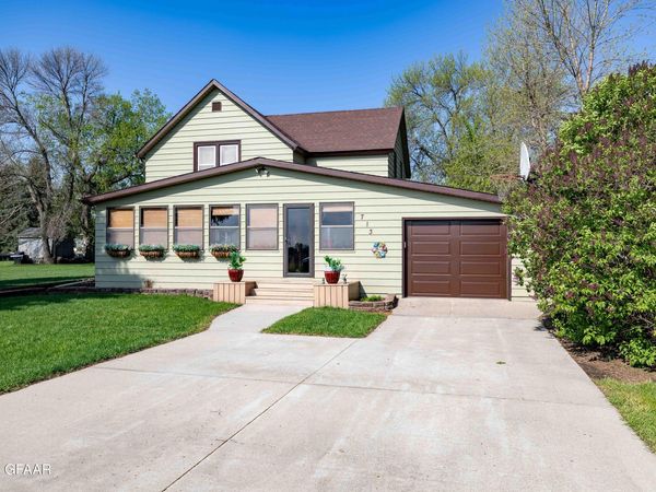 713 BROADWAY , Buxton, ND 58218