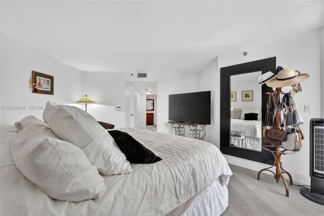 300 Three Islands Blvd , Unit 710, Hallandale Beach, FL 33009 Photo