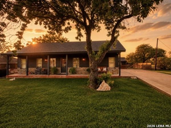 115 FAHR DR, Poth, TX 78147