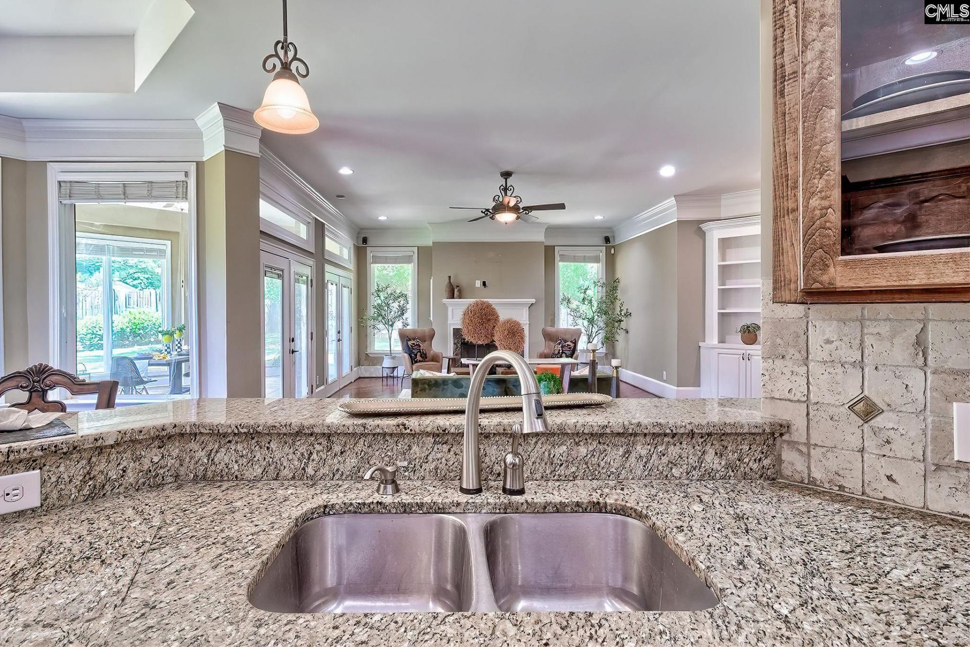 231 Laurent Way Photo 9