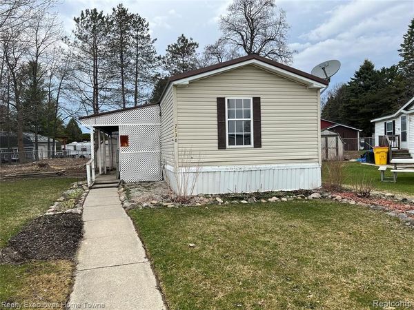 7136 Mapleview Circle W, Brown City, MI 48416