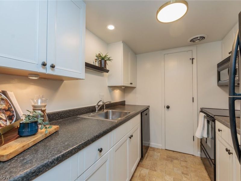 6920 Carriage Hill Drive, Unit 103, Brecksville, OH 44141 Photo 14