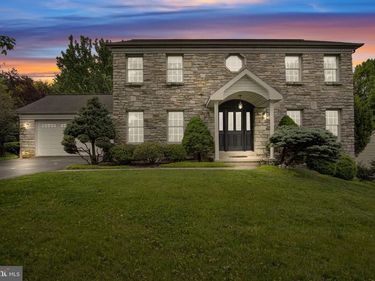 2018 SOUTHPOINT DRIVE, HUMMELSTOWN, PA 17036