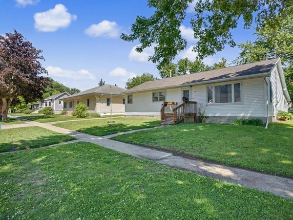 714 6th St NE , Independence, IA 50644